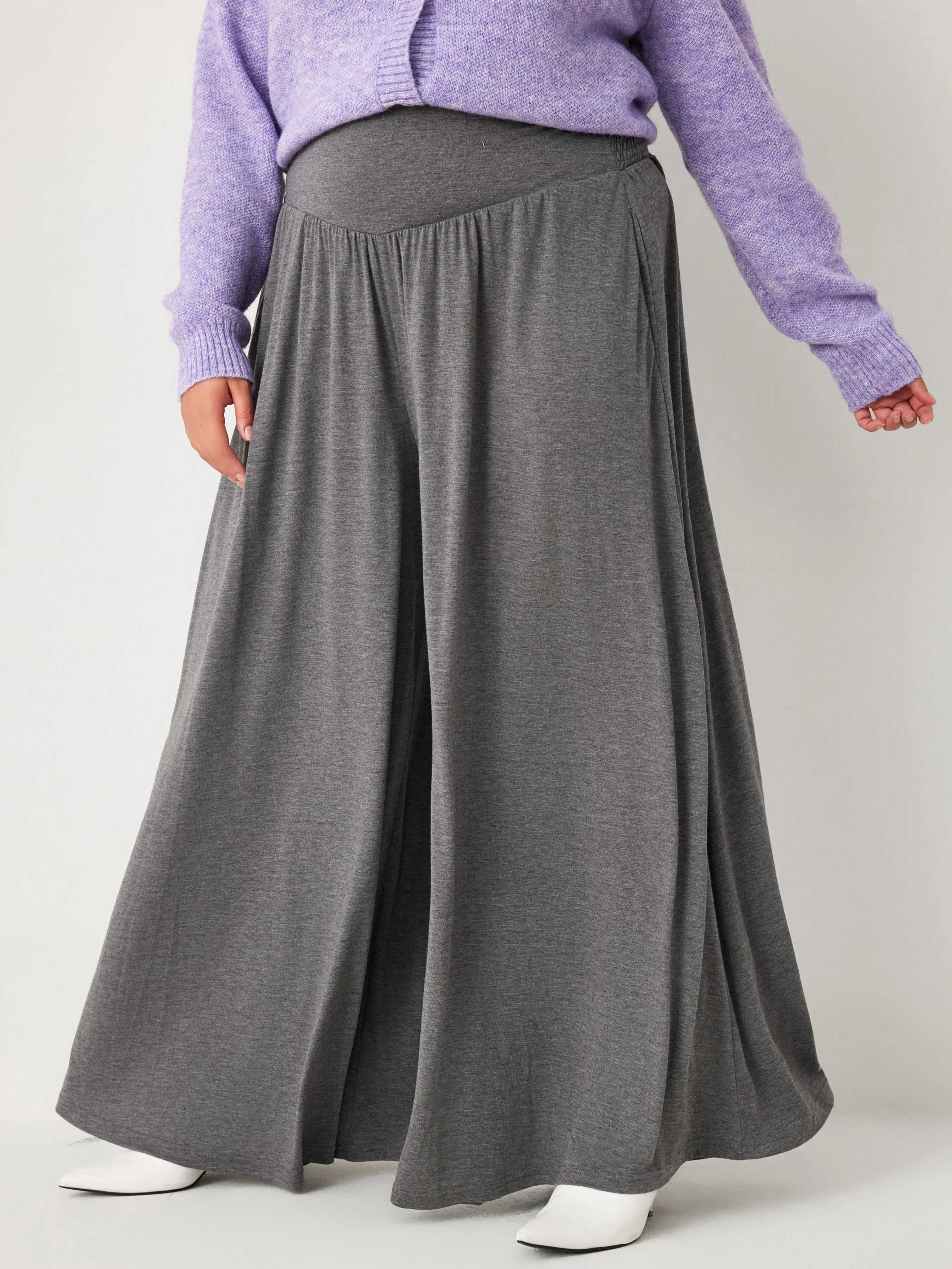 Pantalón Ancho de Cintura Media con Volantes y Bolsillos en Color Liso Curvy