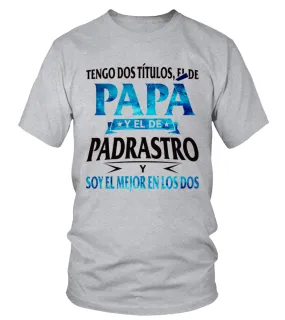 Tengo dos títulos, el de papá y el de padrastro y soy el mejor en los dos Camiseta cuello redondo Unisex