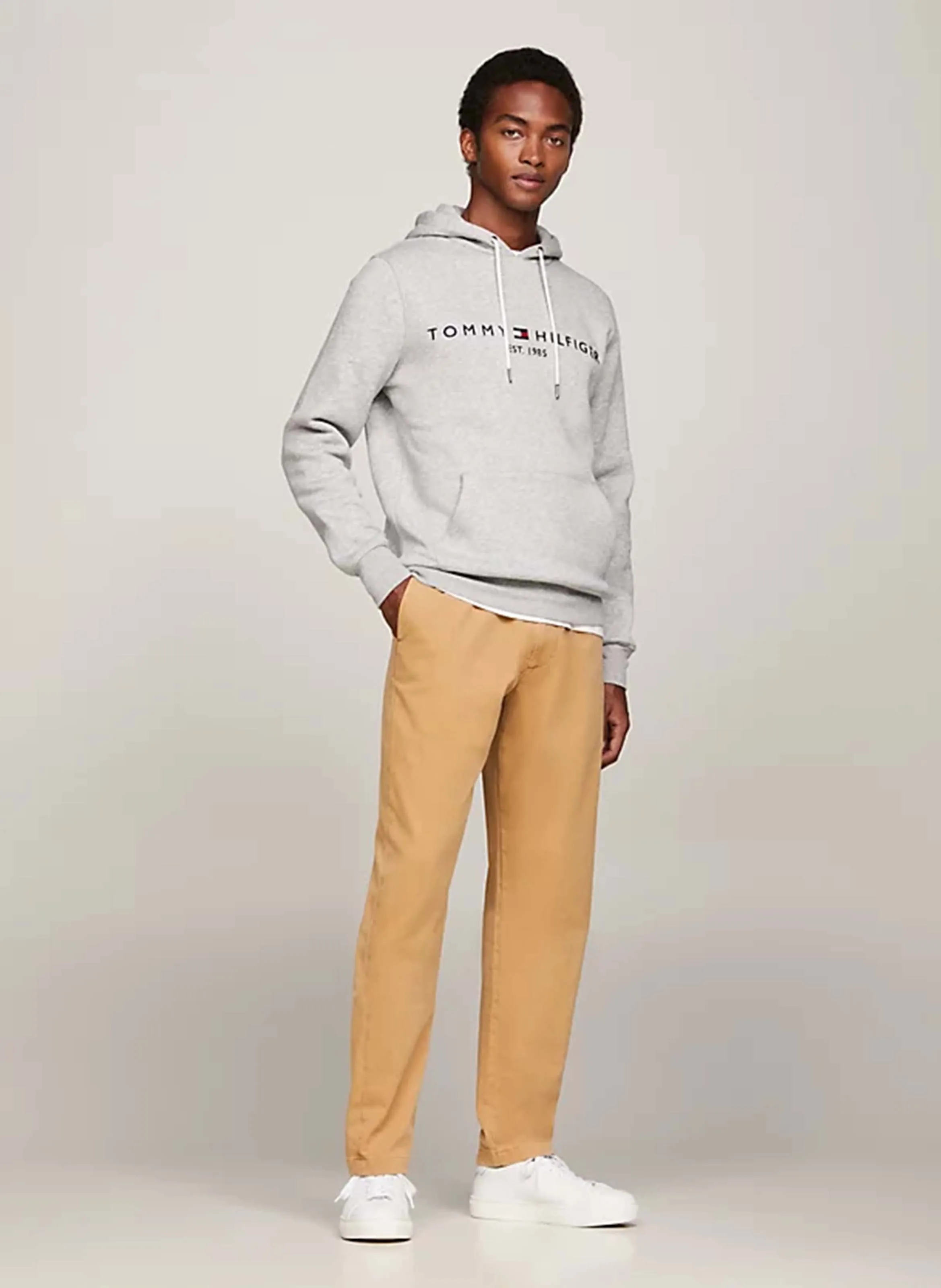 TOMMY HILFIGER Sudadera bordada de felpa regular fit con capucha en gris